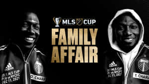 兩名身穿黑色外套的足球運動員在「FAMILY AFFAIR」文字旁微笑。 — 奇怪 GIF 壁紙