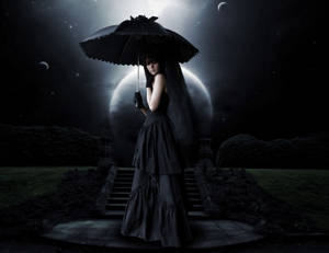 身穿黑色長裙的女性在夜晚發光的月亮下撐著黑色雨傘。
