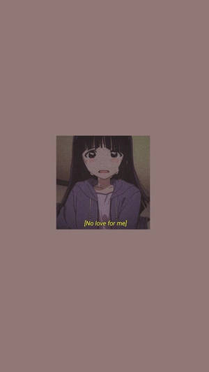 穿著紫色連帽衫的動漫女孩在棕色背景上看起來悲傷，上面寫著 no love for me。