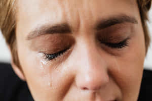 一個哭泣的女人，臉上掛著淚水 — 傷心 壁紙