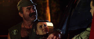 男人夜晚靠向車，女人擔憂的臉在側鏡中反射。 — 電影 壁紙