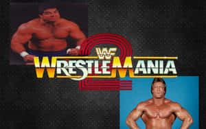兩位摔角手在黑色紋理背景上，於WrestleMania標誌旁擺姿勢。 — 復古 壁紙