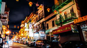 唐人街的夜晚街道，建築物上有發光的燈籠和霓虹燈招牌。 — 夜景城市 壁紙