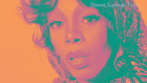 Donna Summer 的特寫肖像，帶有大膽的粉紅色和藍綠色調色。 — 復古浪潮 壁紙