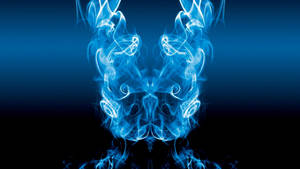 發光的藍色煙霧在深色背景上形成對稱的抽象面孔。