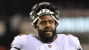NFL美式足球員身穿白色球衣和頭盔在夜間比賽中。