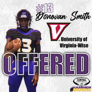 穿著球衣的足球新秀Donovan Smith，手持帶有「OFFERED」字樣的球。