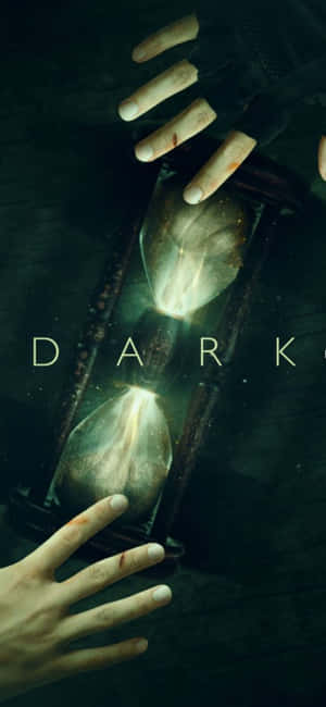 手拿著一個發光的沙漏，下方寫著dark一詞。