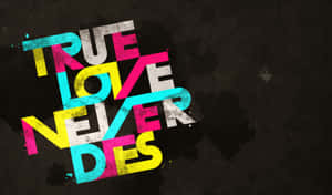 在深色紋理背景上，以鮮豔色彩拼寫出 true love never dies 的大膽文字