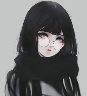 黑色頭髮、戴圓框眼鏡的動漫女孩，圍著黑色圍巾。