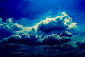 戲劇性的暴風雲被陽光照射，映襯著深藍色的天空。 — 唯美雲朵動態 壁紙