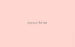 在柔和的粉色背景上手寫的引文「Every day is a fresh start」