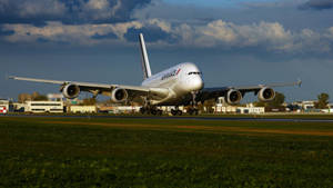 日落時機場跑道上大型白色空中巴士A380飛機。
