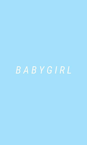 文字桌布，淺藍色背景上帶有白色「BABYGIRL」字樣。 — 霓虹藍色美學 壁紙