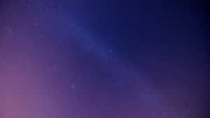 廣闊的星空夜空，銀河在紫色和藍色色調中發光。