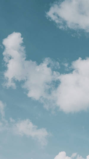 柔軟的白雲在晴朗的藍天上漂浮，在平靜的日子裡。 — 唯美雲朵動態 壁紙