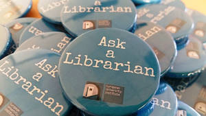 一堆藍色按鈕，上面有「Ask a Librarian」文字和歐洲大學學院標誌。