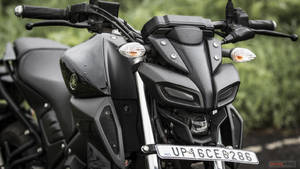 啞光黑色Yamaha電單車，前整流罩和把手上有雨滴。 — 機車 壁紙
