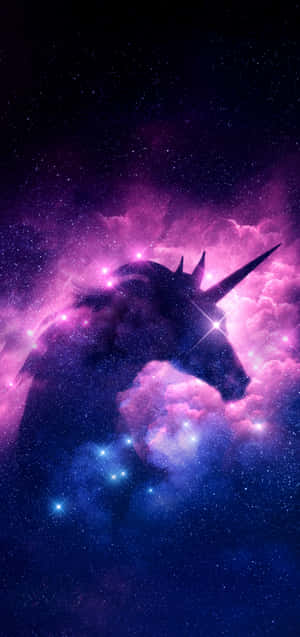 在色彩繽紛的宇宙星雲中，獨角獸的剪影與星星。 — iPhone 12 mini 壁紙