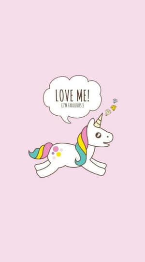 一隻快樂的卡通獨角獸，擁有彩虹頭髮和一個對話框寫著「LOVE ME！」
