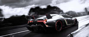 黑色林寶堅尼 Aventador SVJ 在暴風雲下的濕滑道路上疾馳。 — 林寶堅尼 4K 壁紙