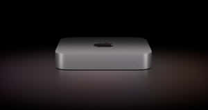 深色反光表面上的時尚銀色 Apple Mac mini 電腦。
