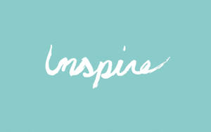 「inspire」一詞以白色書法字體顯示在有紋理的青綠色背景上