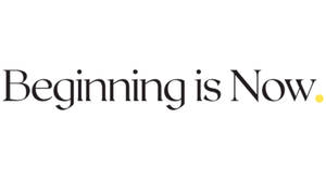 白色背景上以黑色襯線字體和黃色句點呈現的勵志短語「Beginning is Now」。