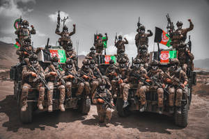 身穿軍裝的士兵在沙漠中的裝甲車上慶祝勝利。 — 現代戰爭 壁紙