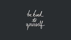 善待自己 勵志名言 白色草書 深灰色背景