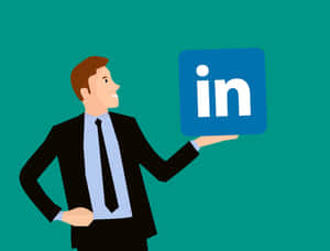 商人在青綠色背景上舉起LinkedIn標誌