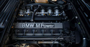 BMW M Power 引擎特寫，可見部件和品牌標識。