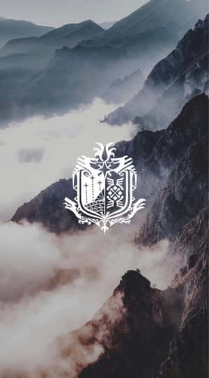 山頂從雲層中浮現，覆蓋著一個白色的紋章徽章。 — 低調 壁紙