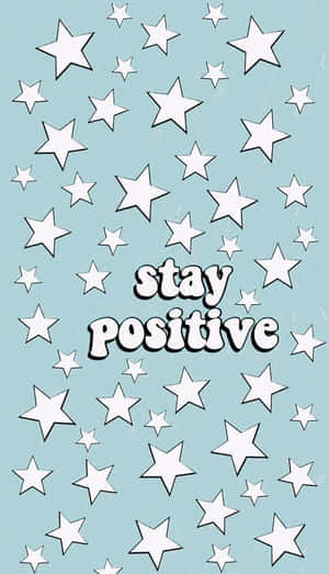 藍色背景上有白色星星和stay positive字句。