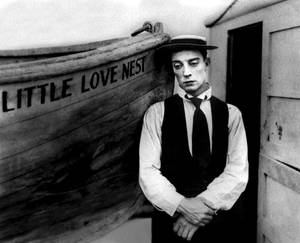 戴帽同背心嘅男人企喺一架標有 little love nest 嘅船旁邊。