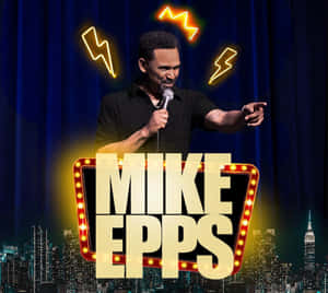 喜劇演員 Mike Epps 在舞台上進行棟篤笑表演，帶有霓虹閃電效果和城市天際線背景。 — 笑緊 壁紙