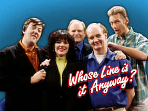 五位《Whose Line is it Anyway?》的演員與節目名稱文字一起擺姿勢。