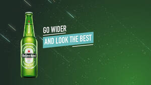 喜力啤酒樽，標語 go wider and look the best，背景係星空綠色