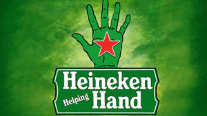 綠色插圖手，帶紅色星星，舉著Heineken Helping Hand標誌。