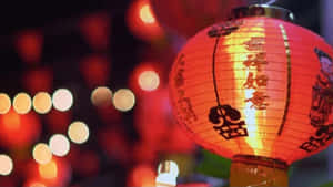 一個發光的紅色中國燈籠，夜間帶有節日字符和雙喜符號。 — 中國新年 壁紙