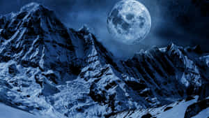 黑暗夜空下，大雪覆蓋的山脈襯著一輪巨大的滿月。