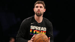 籃球運動員手持籃球，身穿 'Spread Love' 彩虹T恤。