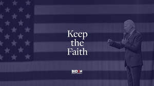男子在美國國旗背景下進行政治演講，帶有「Keep the Faith」文字。