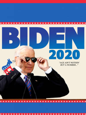 喬·拜登在競選講台上調整太陽眼鏡，講台上有「BIDEN 2020」文字和驢子標誌。