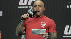 UFC官員拿著支票對著咪高峰講話。