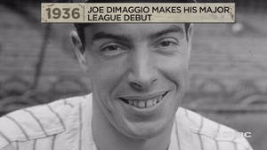 喬·迪馬吉奧在1936年MLB處女作中微笑的黑白照片。