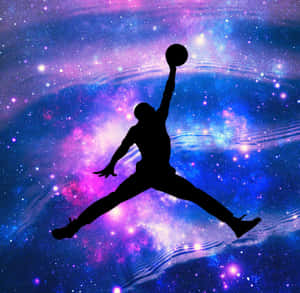 籃球運動員在半空中的剪影，背景是色彩繽紛的宇宙。 — Jordan 標誌 GIF 壁紙
