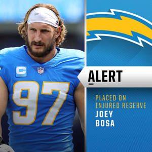 NFL 球員 Joey Bosa 身穿藍色 97 號球衣，附有關於傷兵名單的警示文字。