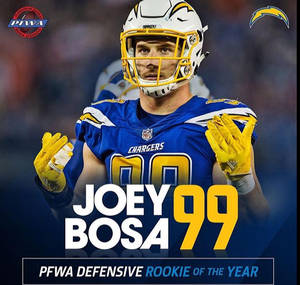 身穿電光隊球衣的足球員Joey Bosa手持獎項。 — 波希米亞美學動圖 壁紙