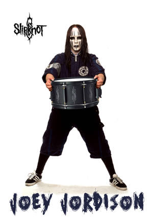 Slipknot 的 Joey Jordison 手持鼓，臉上塗有顏料，身穿深色衣服。 — OnePlus Pad 壁紙